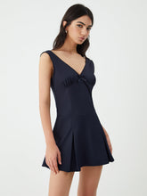 Minimalismus Kurzes Kleid mit V-Ausschnitt